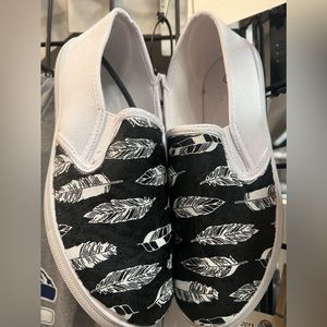 NWOT Canvas shoes, size 7 with Feathers